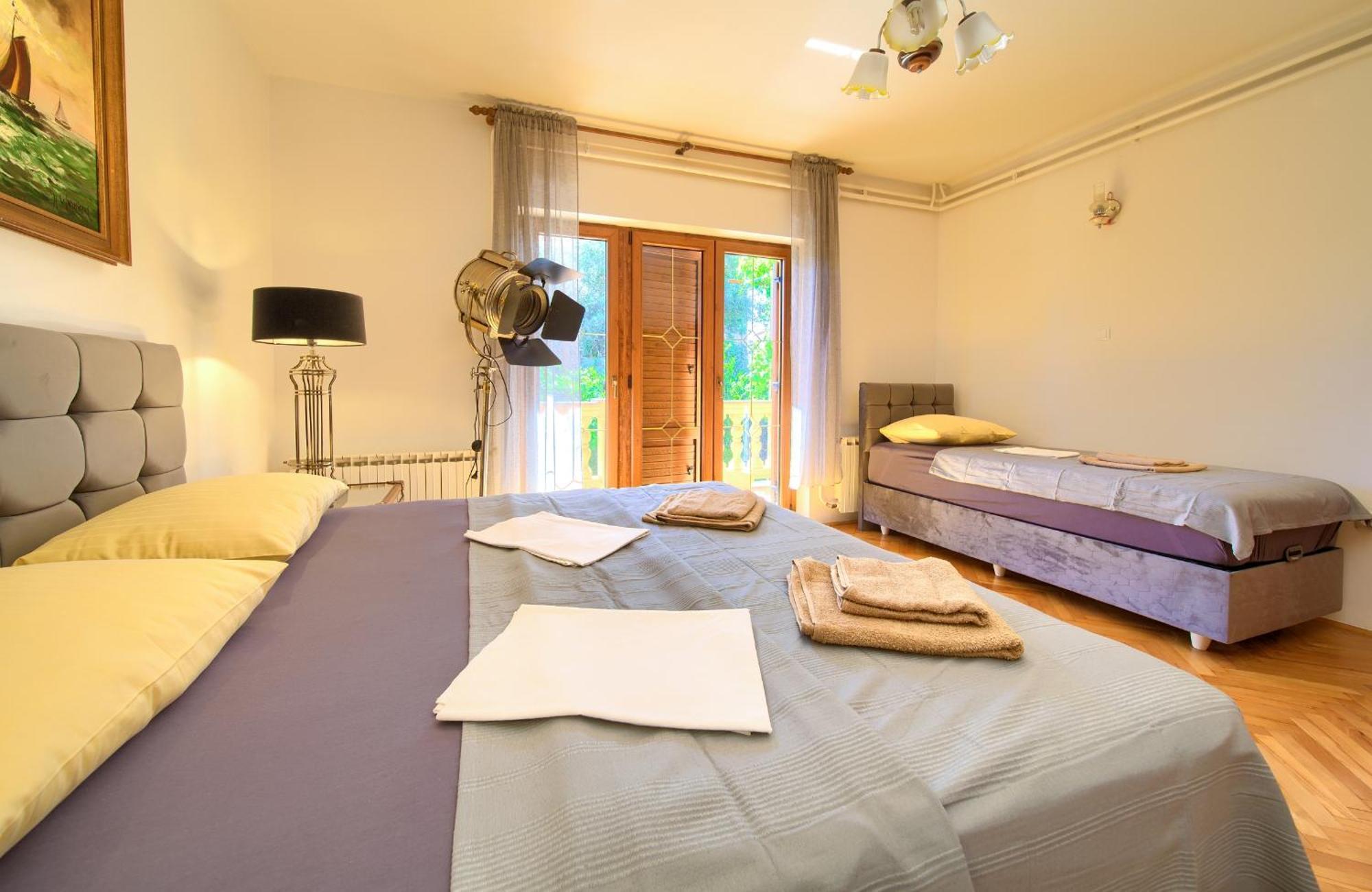 Apartment Bazina - Airconditioning, Parking, 500M From The Beach Krk Town Exterior photo